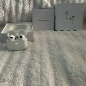 Apple White Wireless Earbuds with Case